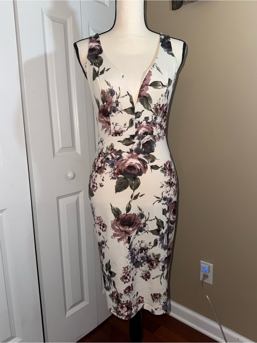 Windsor Floral V-Neck Bodycon Dress in Cream and Mauve
